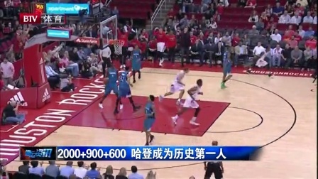 小海梅鞋没穿好照样能进三分，命中后自己娇羞一笑（小海梅鞋没穿稳仍命中三分，得手后羞涩一笑）