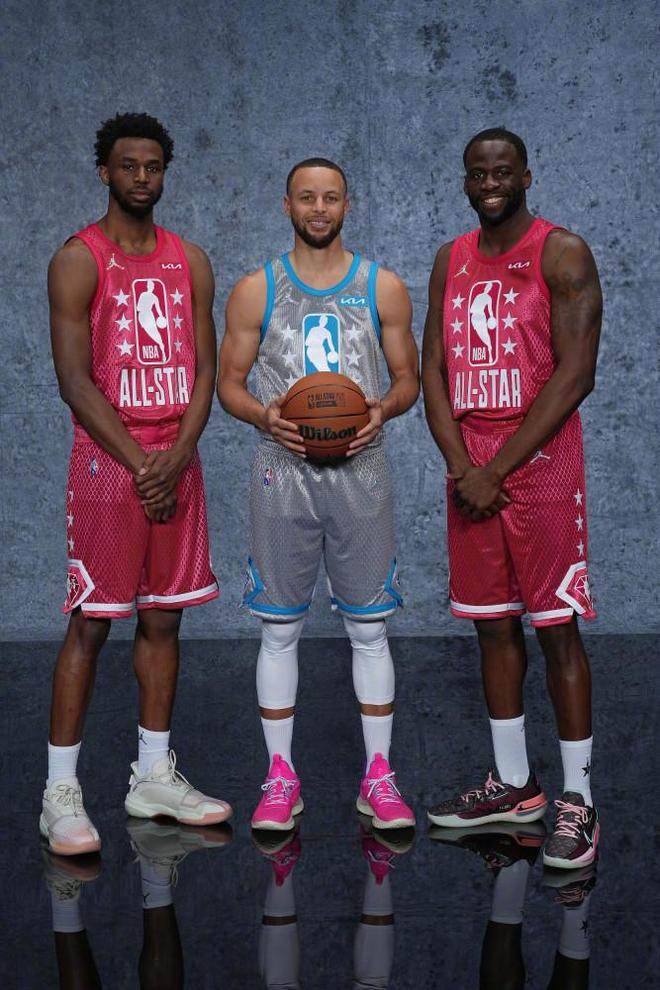 因伤无缘本场比赛，穆西亚拉在家用电视观看拜仁vs巴黎（因伤缺席本场，穆西亚拉居家电视观战拜仁对巴黎）