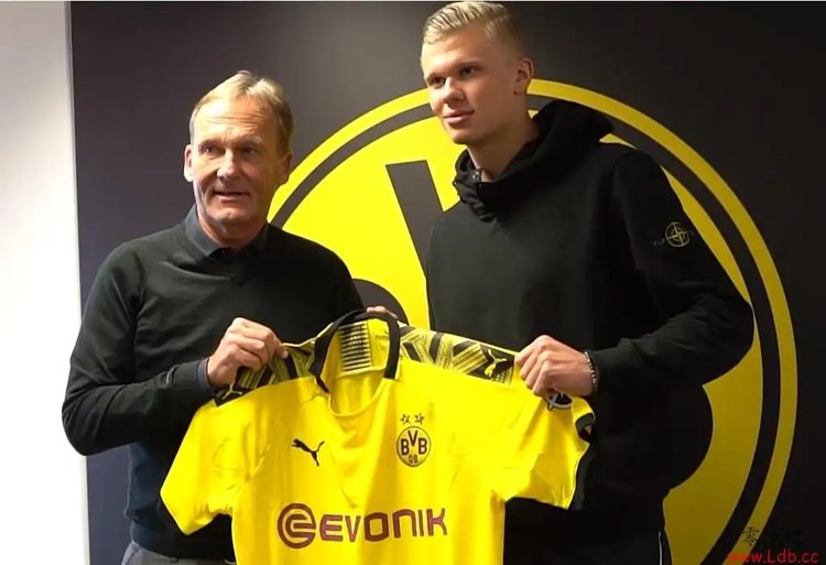 不给踢又不让走？阿莫林：梅努是曼联重要一员，冬窗不补强则留队（不上场也不放人？阿莫林：梅努是曼联关键成员，若冬窗无引援将留队）