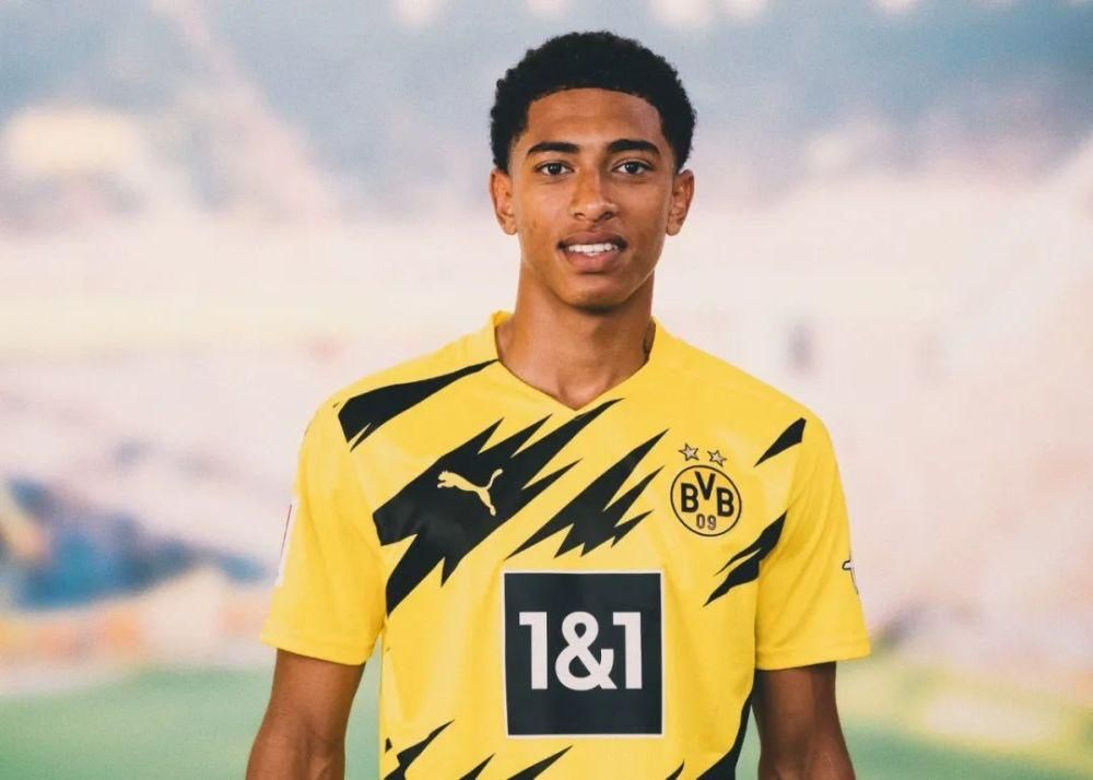 曼联4-1击败狼队，升至英超第六；米兰3-2战胜都灵，登顶积分榜。（曼联4-1胜狼队升至英超第六，米兰3-2力克都灵登上榜首）