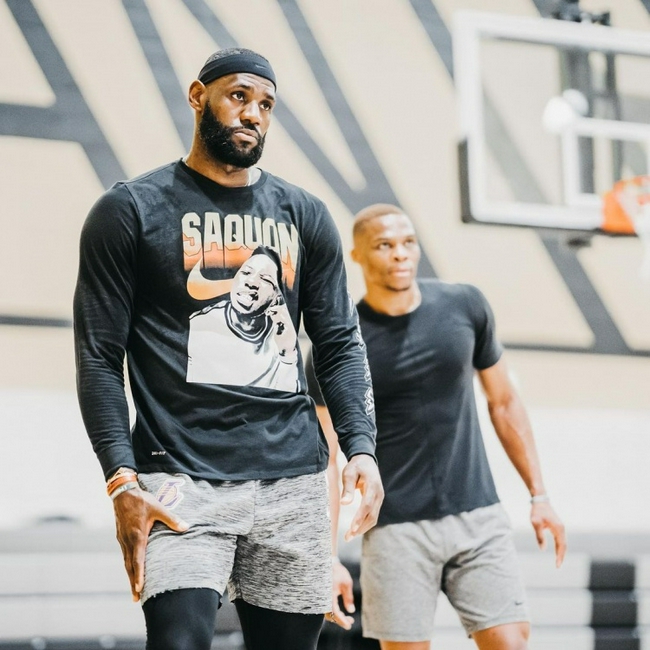 香港球迷：哲凯赖什登场令人激动！（香港球迷：哲凯赖什出场瞬间点燃全场）