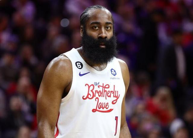 ATP年终总决赛：阿尔卡拉斯2-1逆转，基本锁定出线权，辛纳急了！（ATP年终总决赛：阿尔卡拉斯2-1翻盘，出线几乎锁定，辛纳显得着急）