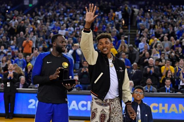 莱奥：我正在学习踢中锋，球队在场内场外都在帮助我（莱奥：正学习胜任中锋，球队场上场下都在帮我）