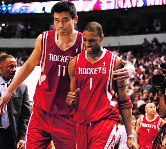 阿根廷国家队抵达安哥拉，大批球迷等候并高呼梅西名字（阿根廷国家队飞抵安哥拉，众多球迷迎候高喊梅西）