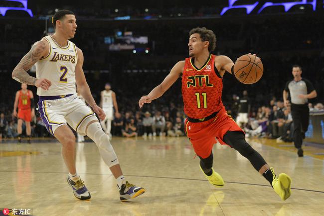 篮球场上的经典瞬间：韦德三分出手（篮球赛场经典一刻：韦德三分投篮）